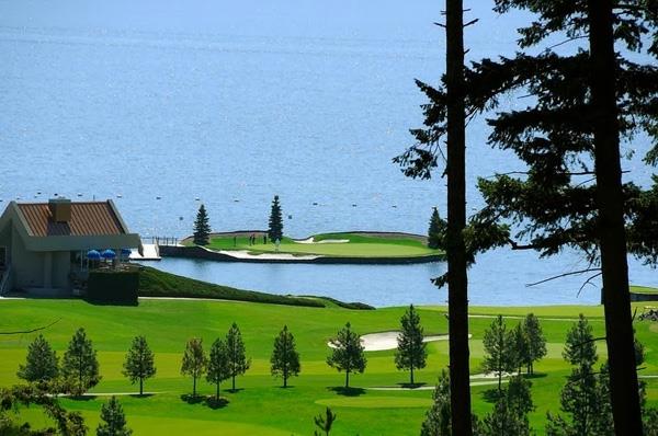 Πλωτό γήπεδο γκολφ παίζει γκολφ ιδέα νερό φύση