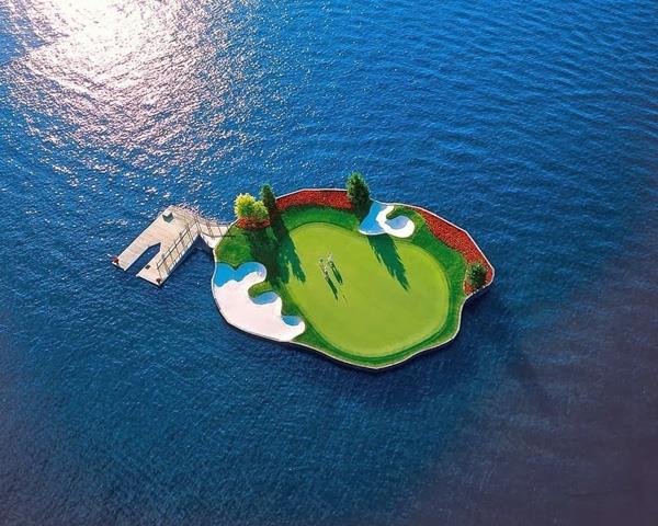 Πλωτό γήπεδο γκολφ παίζοντας γκολφ ιδέα νερού λίμνη