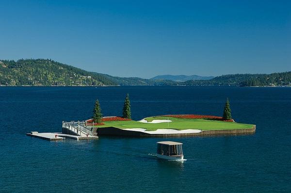 Πλωτά γήπεδα γκολφ παίζουν γκολφ ιδέα περιβάλλοντος νερού