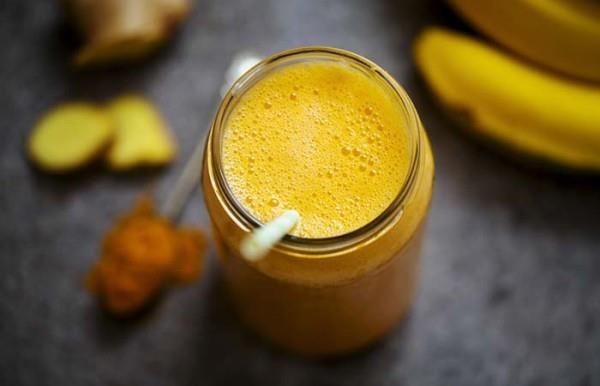 Το πολύ υγιεινό smoothie κάνει λεπτή μπανάνα καρότου από ανανά με τζίντζερ και κουρκουμά