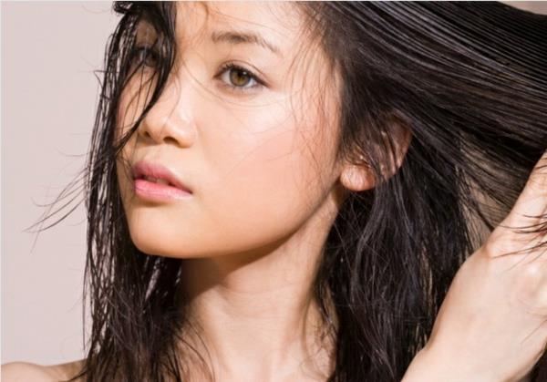 Ακτινοβολείτε αυτοπεποίθηση αυτοπεποίθηση γυναικών φροντίδα μαλλιών