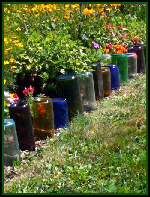 μπουκάλια γυαλί πολύχρωμη σπιτική διακόσμηση κήπου DIY άνοιξη σχεδιασμού κήπου
