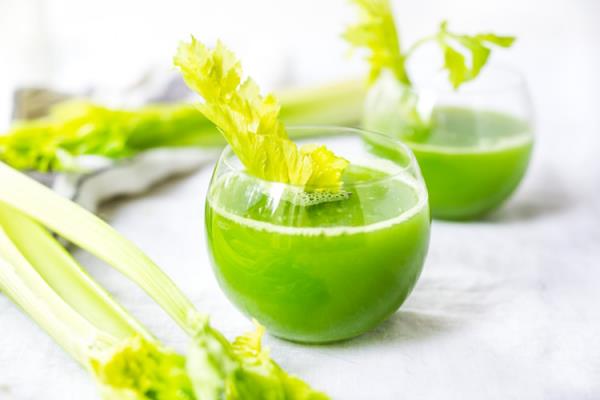 Χυμός σέλινου δύο ποτήρια πράσινο μοντέρνο ποτό Σέλινο κολλάει φύλλα