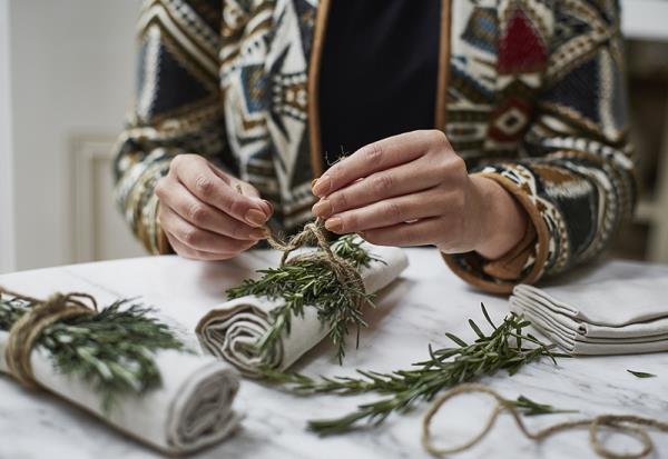 Φτιάξτε δαχτυλίδια χαρτοπετσέτας για τα Χριστούγεννα - φτιάξτε κομψές ιδέες και οδηγίες για μια γιορτινή διακόσμηση τραπεζιού με φυσικά υλικά