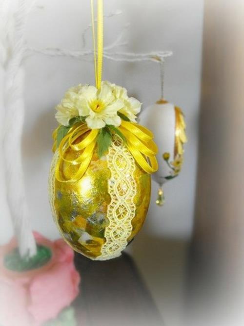 Τεχνική χαρτοπετσέτας που κρέμεται σε μια χρυσή κορδέλα από πασχαλινά αυγά