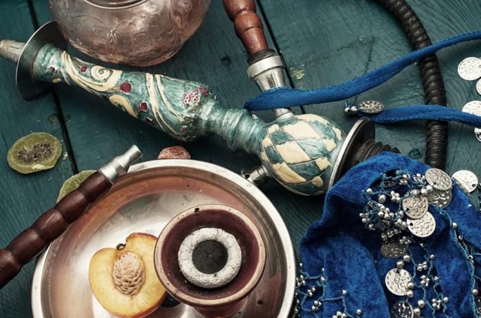 Κατάστημα Shisha κοντά σε περσικό χαλί ναργιλέ με γυναίκα