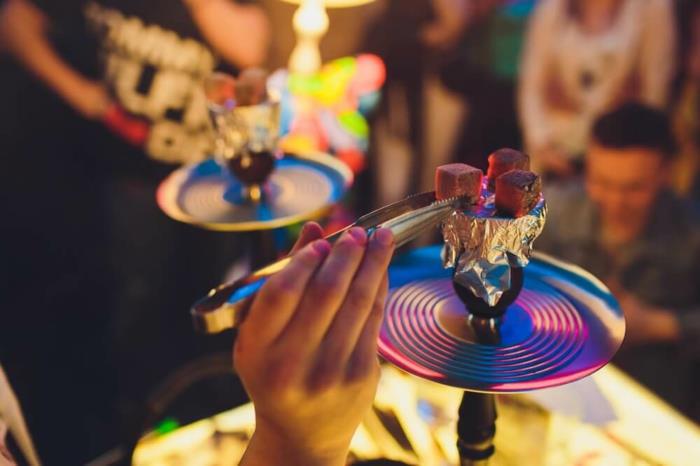 Κατάστημα Shisha κοντά στην περσική τελετουργία ναργιλέ χαλί