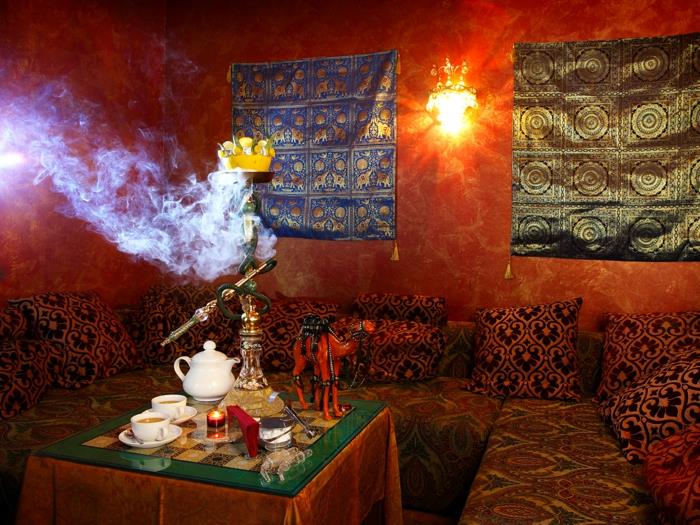 Κατάστημα Shisha κοντά στο περσικό χαλί τυπικό ναργιλέ
