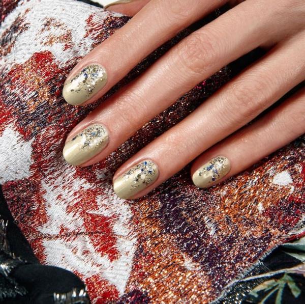 Νύχια Πρωτοχρονιάς - ιδέες και οδηγίες για ένα λαμπερό μανικιούρ ματ χρυσό με glitter διακόσμηση