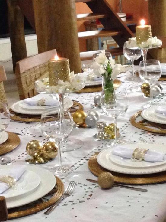 Γιορτάστε την παραμονή της Πρωτοχρονιάς στο σπίτι Χρυσά και ασημένια μπαλάκια κεριά λευκά λουλούδια κάνουν το γιορτινό τραπέζι να λάμπει