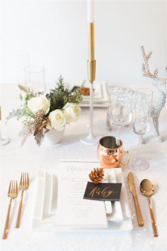 Γιορτάστε την παραμονή της Πρωτοχρονιάς στο σπίτι ένα γιορτινό τραπέζι με στιλ γιορτάστε κρυστάλλινα ποτήρια κεριά καλαίσθητα μαχαιροπίρουνα
