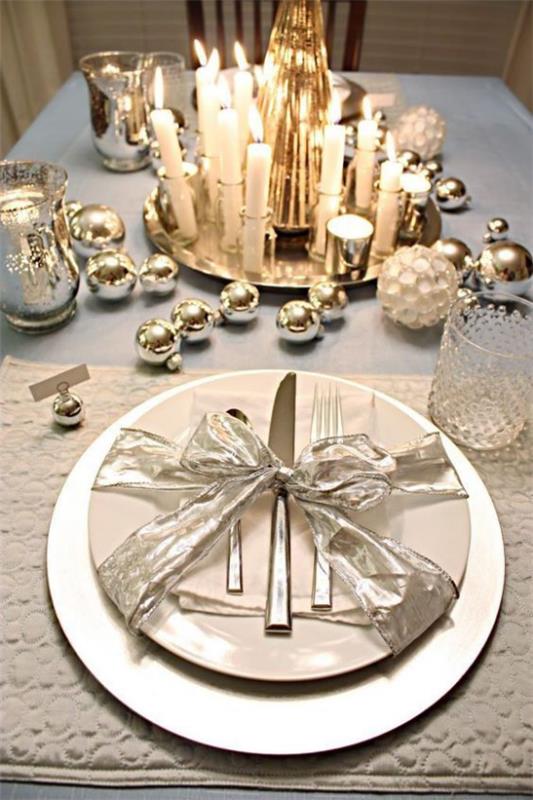 Γιορτάστε την Πρωτοχρονιά στο σπίτι λαμπερό τραπέζι πολλά κεριά όμορφη διακόσμηση