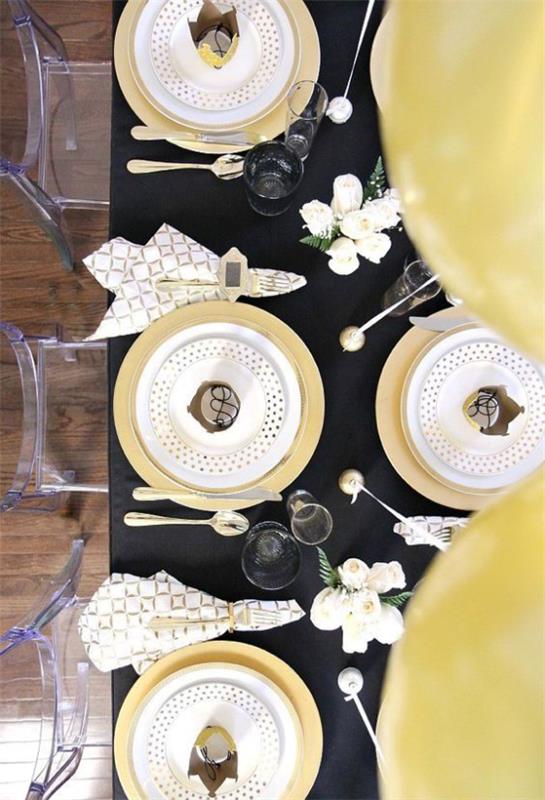 Γιορτάστε την παραμονή της Πρωτοχρονιάς στο σπίτι όμορφα στρωμένο τραπέζι Μαύρο και χρυσό χρήμα υπέροχο δίδυμο χρώματος