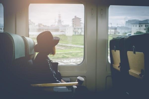 Ενιαίο ταξίδι Γυναίκα που ταξιδεύει μόνη στο τρένο, ξεφεύγοντας από την καθημερινότητα