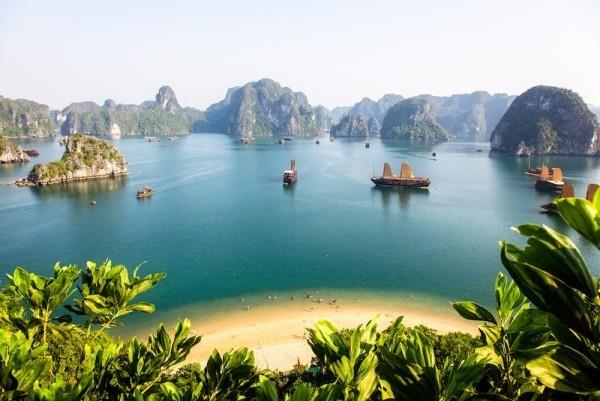 Ενιαία ταξίδια στο Βιετνάμ ανακαλύψτε φυσικές ομορφιές βράχους ήρεμο νερό της λίμνης