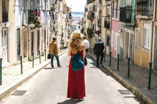 Ενιαία γυναίκα ταξιδεύει μόνη της, ξένη πόλη, νότια ευρωπαϊκή ατμόσφαιρα
