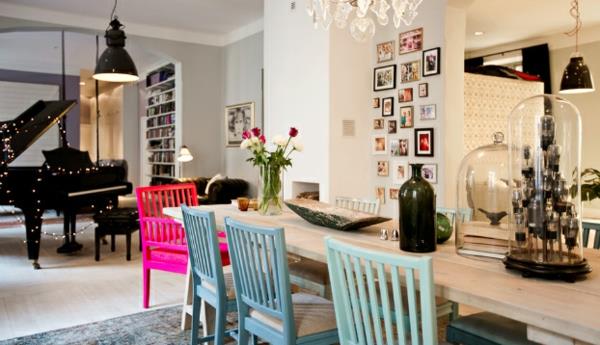 Εσωτερικός σχεδιασμός Σκανδιναβία με πολύχρωμες νότες μπλε καρέκλες ροζ