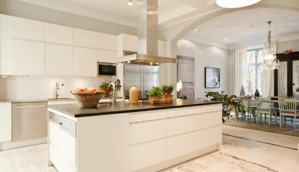 Σκανδιναβική εσωτερική διακόσμηση με πολύχρωμες πινελιές ενσωματωμένες στο ντουλάπι της κουζίνας
