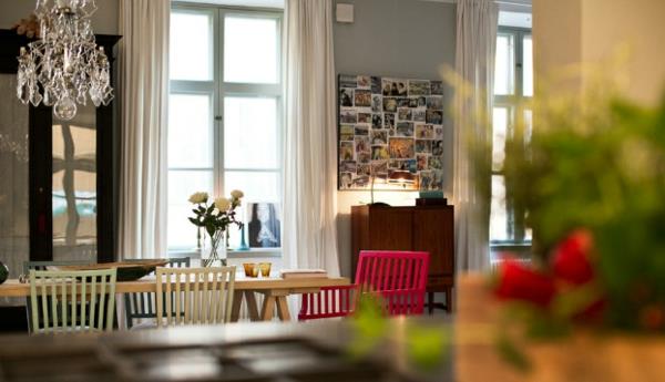 Σκανδιναβικός εσωτερικός σχεδιασμός με πολύχρωμες πινελιές ξύλινες καρέκλες τραπεζαρίας