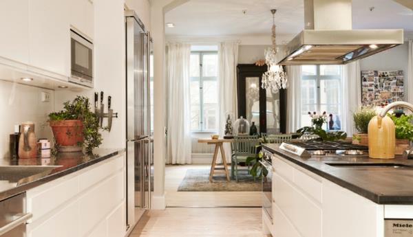 Σκανδιναβική εσωτερική διακόσμηση με πολύχρωμες νότες πάγκου κουζίνας