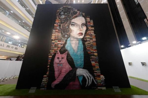 Ιδιόμορφες ζωγραφιές από βιβλία ροζ γάτα μήκους 7 μέτρων
