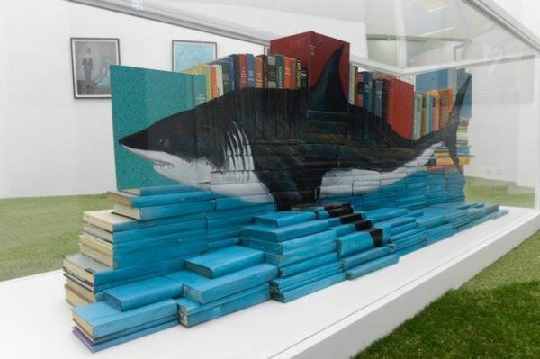 γλυπτά πίνακες ζωγραφικής από βιβλία καρχαρία κυματίζει μπλε