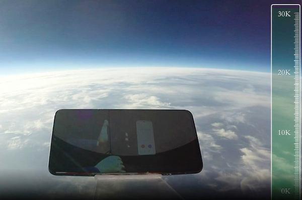 Το Smartphone αντέχει στην απόλυτη δοκιμή πτώσης από ένα εκπληκτικό iQOO 31.540 μέτρων by vivo στο διάστημα