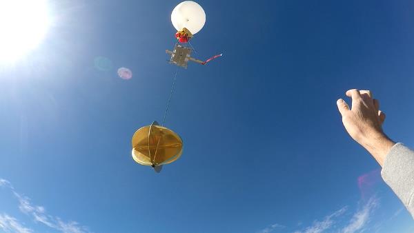 Το smartphone αντέχει στην απόλυτη δοκιμή πτώσης από εκπληκτικά 31.540 μέτρα, αφήνοντας το αερόστατο στο διάστημα