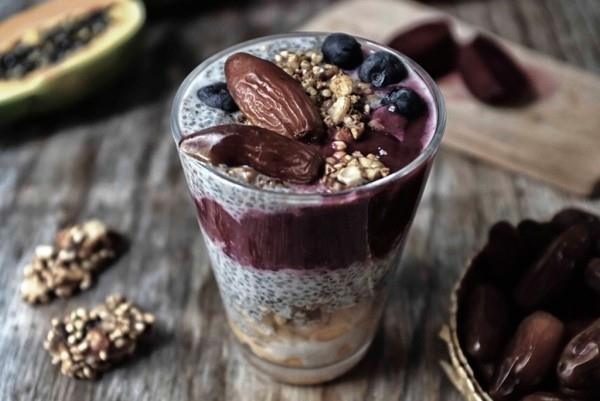 Smoothie υγιεινά νόστιμα παπάγια granola σπόροι chia σπόροι ημερομηνίες βατόμουρα ρόδι
