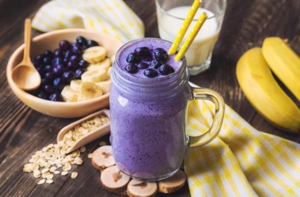 Τα smoothies φτιάχνουν υγιή και λεπτά βατόμουρα και κορν φλέικς μπανάνας