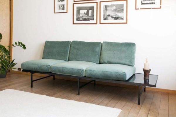 Τριθέσιος καναπές με ενσωματωμένο τραπέζι