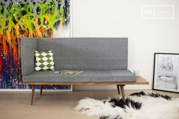 Καναπές με ενσωματωμένο τραπέζι, γκρι ταπετσαρία, ξύλινο πλαίσιο, διακοσμητικά μαξιλάρια