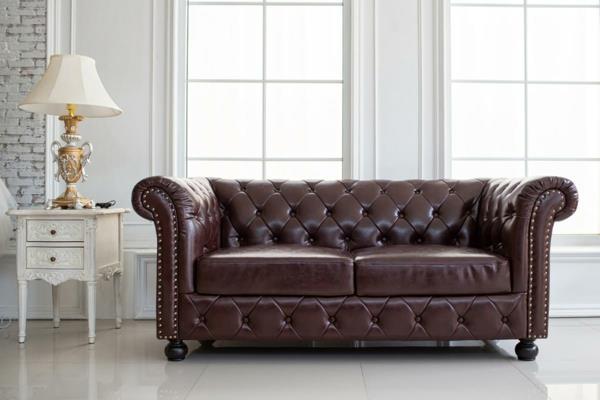 Αποκτήστε ένα νέο κάλυμμα για τον καναπέ σας Συμβουλές για έναν δερμάτινο καναπέ