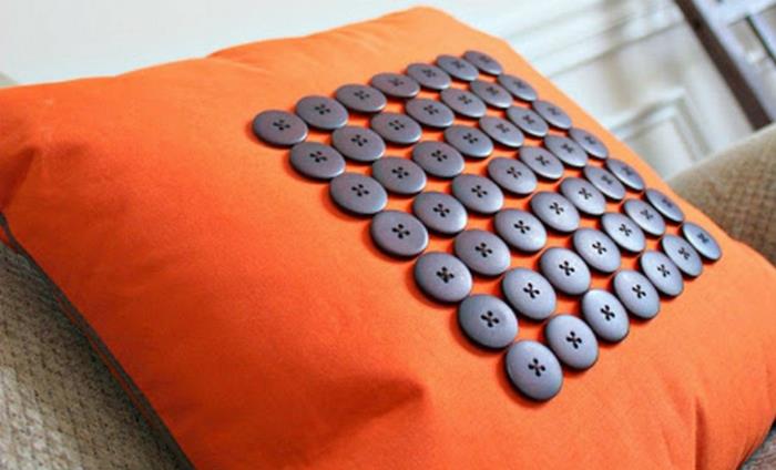 Ράψτε μόνοι σας μαξιλάρια καναπέ, δημιουργικές ιδέες χειροτεχνίας, διακοσμητικά κουμπιά