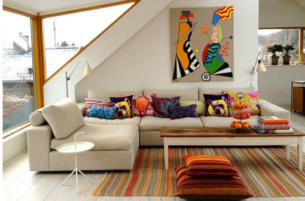 Καναπέδες και καναπέδες χαλιά ρίχνουν πολύχρωμη τέχνη σοφίτας