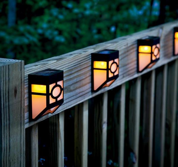 Ηλιακά φώτα στον κήπο σύγχρονο ξύλο φράχτη κήπου