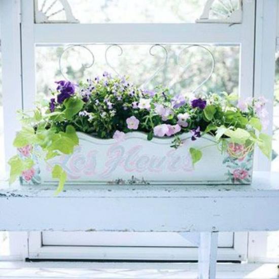 Καλοκαιρινές ιδέες διακόσμησης λουλουδιών κουτί λουλουδιών σε στυλ vintage στο περβάζι λεπτών λουλουδιών όμορφα διακοσμητικά σπιτιού