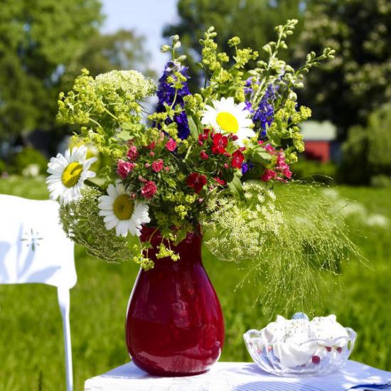 Ιδέες διακόσμησης καλοκαιρινών λουλουδιών μπουκέτο λευκές μαργαρίτες μπλε-μοβ ίριδες άγρια ​​φυτά όμορφη ανθοδέσμη σε βάζο