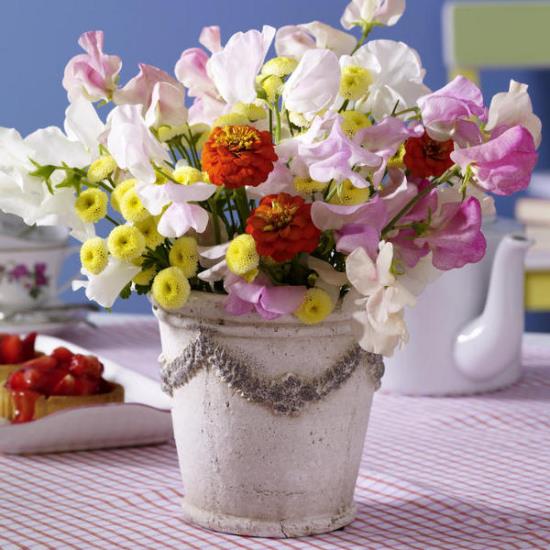 Οι καλοκαιρινές ιδέες διακόσμησης λουλουδιών οργανώνουν πολύχρωμα λουλούδια σε έναν παλιό ρετρό κουβά