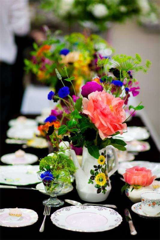 Οι καλοκαιρινές ιδέες διακόσμησης λουλουδιών διακοσμούν το τραπέζι έξω σε ειδικές περιστάσεις