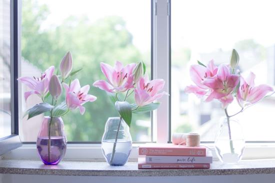 Ιδέες διακόσμησης καλοκαιρινών λουλουδιών τρία βάζα με μοβ λουλούδια στο περβάζι του εσωτερικού