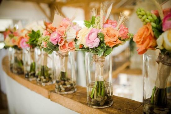 Ιδέες διακόσμησης καλοκαιρινών λουλουδιών όμορφα λουλούδια πολύχρωμα τριαντάφυλλα σε γυάλινα βάζα