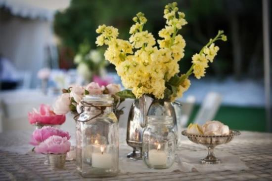 Ιδέες διακόσμησης καλοκαιρινών λουλουδιών λευκά κεριά διακόσμηση τραπεζιού για ένα ξεχωριστό δείπνο έξω