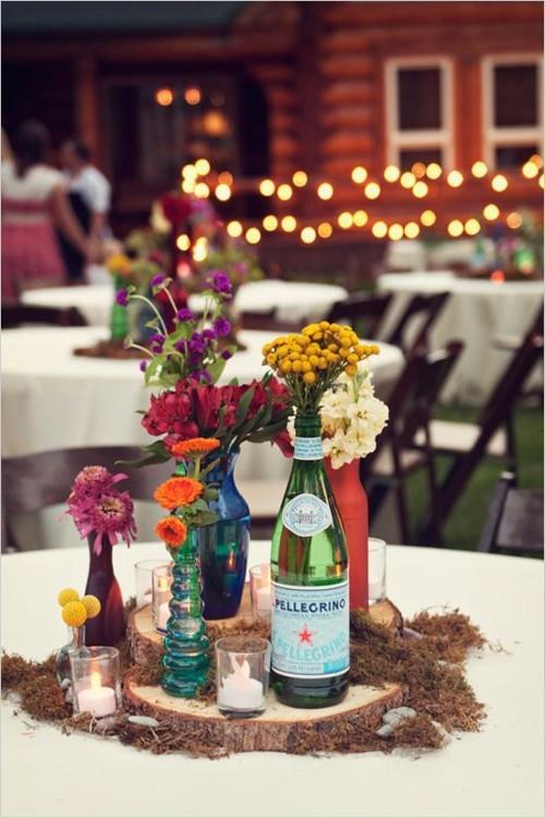 Το καλοκαιρινό πάρτι δίπλα στο τραπέζι πίνει όμορφη διακόσμηση λουλουδιών