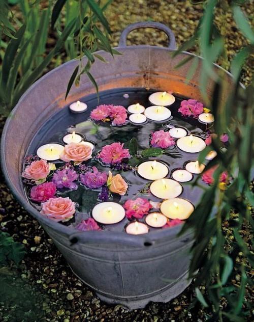 Καλοκαιρινά πάρτι κεριά λουλούδια σε κουβάδες νερού μετρούν τα κουνούπια