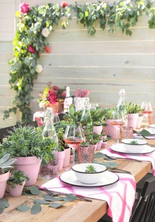 Οργανώστε ένα καλοκαιρινό πάρτι μοναδικό μείγμα στυλ, τα ροζ γλάστρες επιτυγχάνουν πολλά πράσινα φυτά