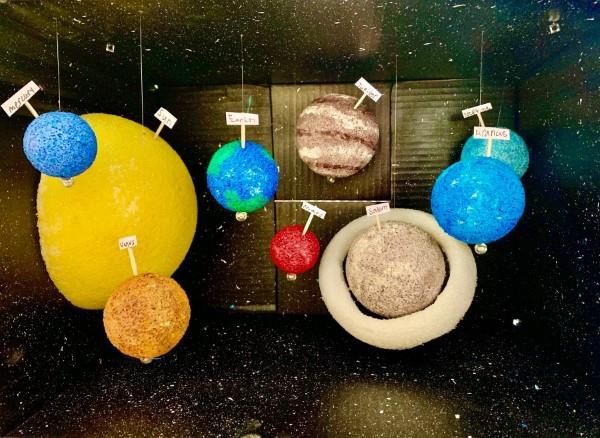 Ηλιακό σύστημα Tinker - πολύ εύκολες ιδέες, οδηγίες και ενδιαφέροντα γεγονότα σχετικά με τις ιδέες DIY των πλανητών από χαρτόκουτο