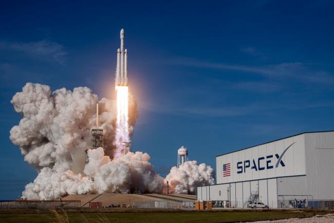 Ο πύραυλος SpaceX Elon Musk Falcon-9 πραγματοποίησε την πρώτη πτήση με επιτυχία στην αποστολή του ISS