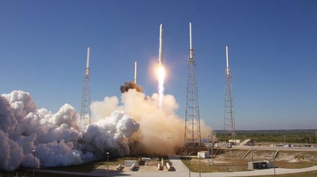 Ο πύραυλος SpaceX Elon Musk Falcon-9 πραγματοποίησε την πρώτη επανδρωμένη πτήση στην ιστορική αποστολή του ISS