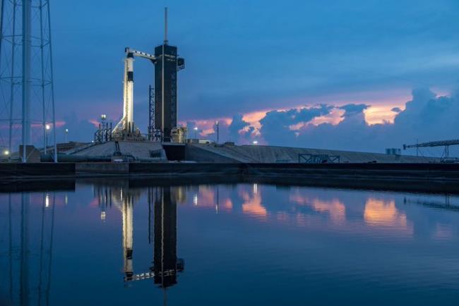 Ο πύραυλος SpaceX Elon Musk Falcon 9 έτοιμος για εκτόξευση καλών καιρικών συνθηκών πρώτη επανδρωμένη πτήση στον ISS